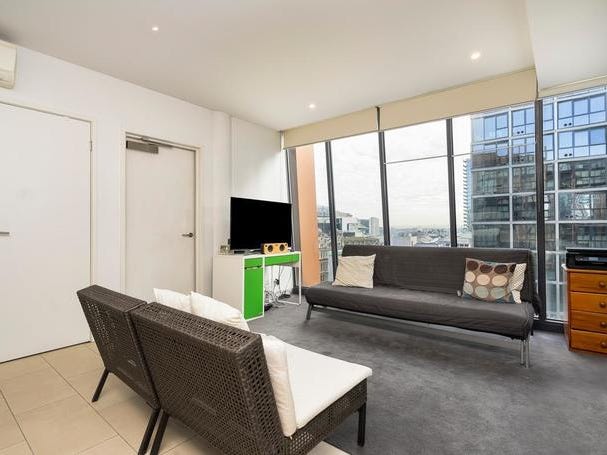 Light filled apartment by the Yarra with 2 balconies