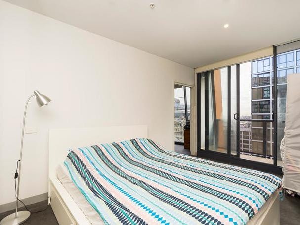 Light filled apartment by the 3