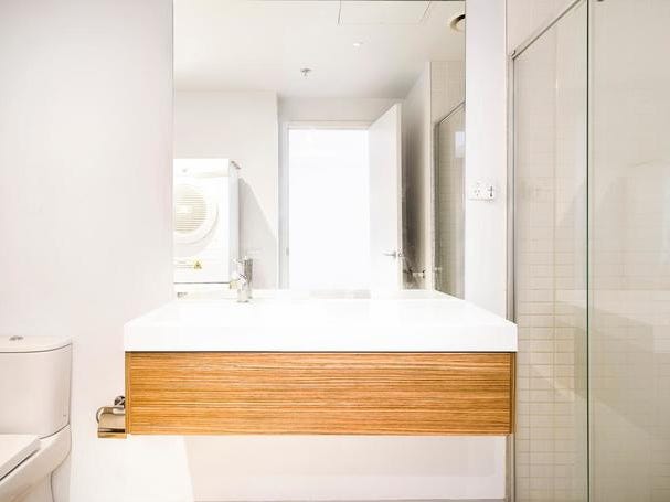 Light filled apartment by the 4