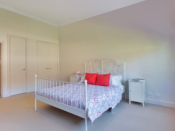 Extremely Spacious Garden Apartment 4