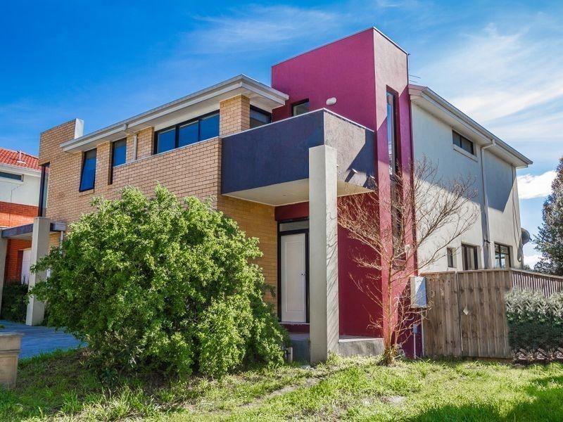 Modern Town house in quiet cul-de-sac