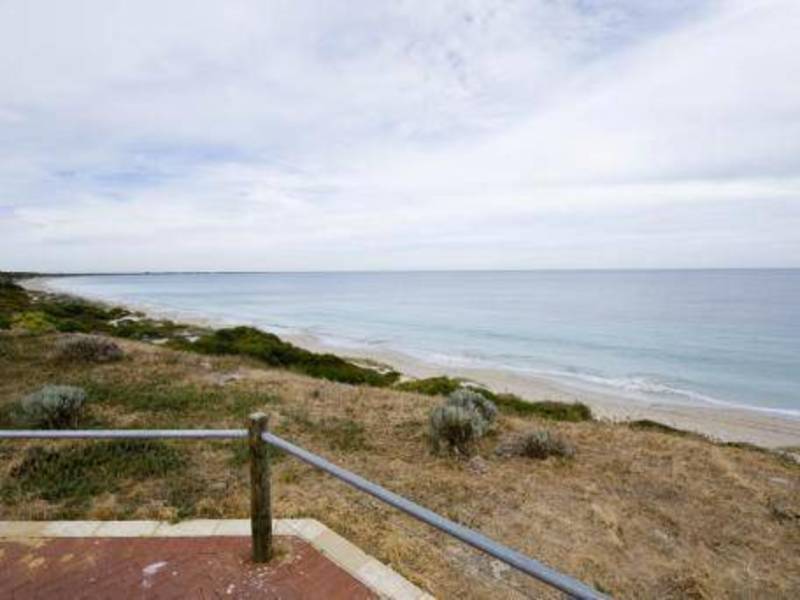 ULTIMATE BEACHSIDE LIVING. 150 METRES 4