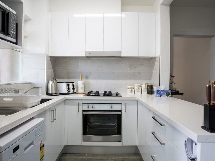 3BD APPARTMENT  1BR, FULLY FURNISHED/RENOVATED ,QUEENS RD MELB/ ALBERT PARK LAKE , PARKING