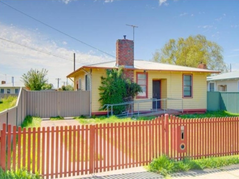 So close to Wendouree Railway & Stockland Shops