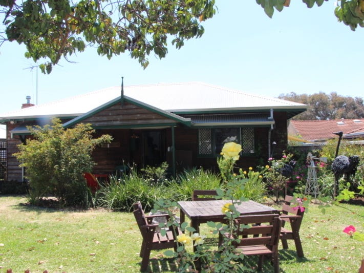 Charming Cottage 2