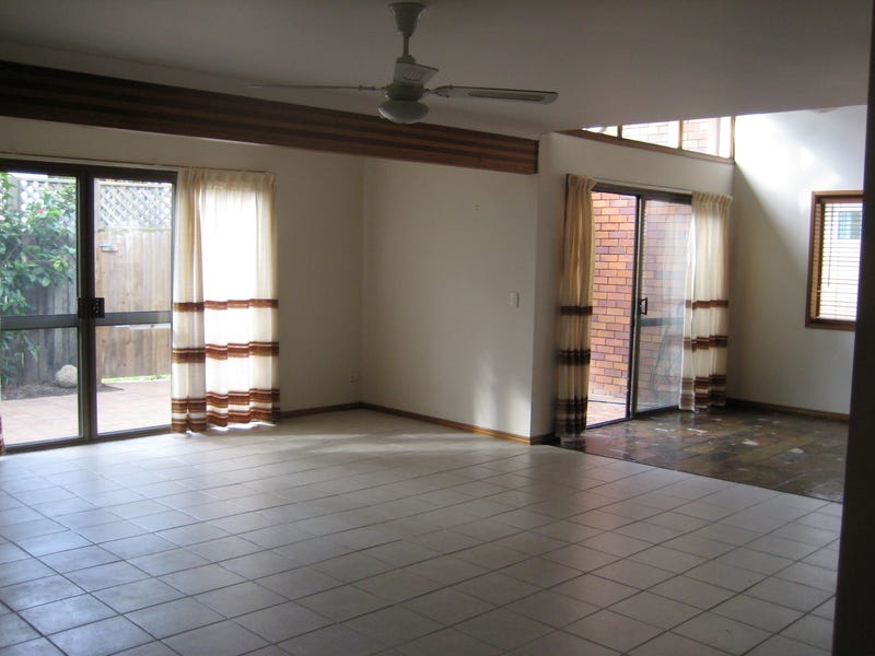 MAIN BEACH 3-BEDROOM DUPLEX 2