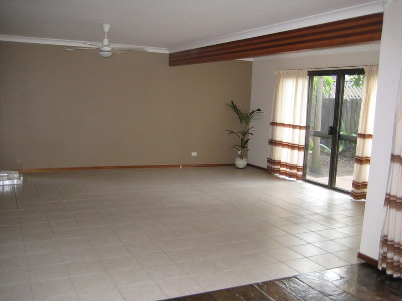 MAIN BEACH 3-BEDROOM DUPLEX 3