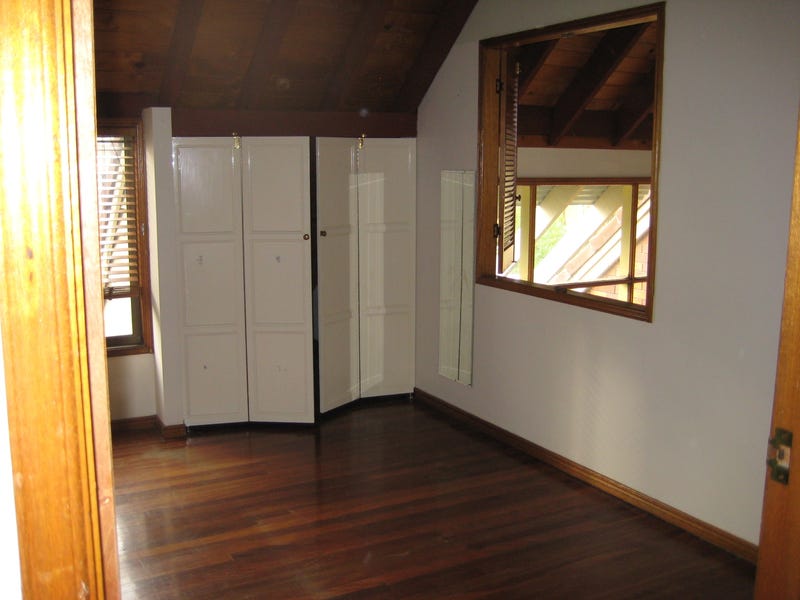 MAIN BEACH 3-BEDROOM DUPLEX 6