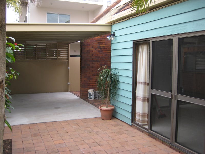 MAIN BEACH 3-BEDROOM DUPLEX 7