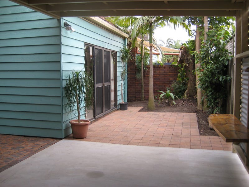 MAIN BEACH 3-BEDROOM DUPLEX 8