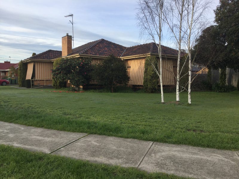 LEASED. Tradie or work from Home – Huge 4 car Garage!