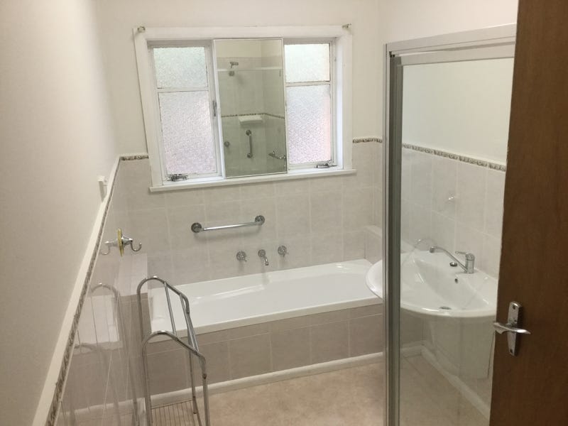 LEASED. Tradie or work from 9