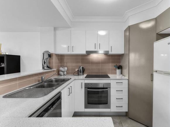 Gorgeous Townhouse in boutique complex 2
