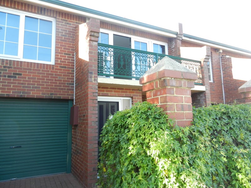 TOWNHOUSE TO RENT. HYDE PARK / HIGHGATE AREA. CITY VIEWS. RENOVATED