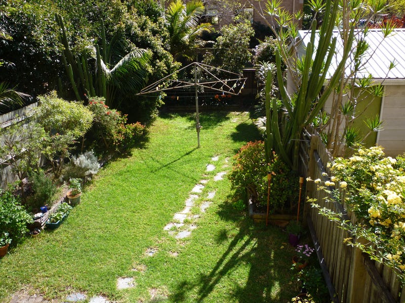 Large & Unique Victorian Apartment with Sunny Private Garden in Crows Nest