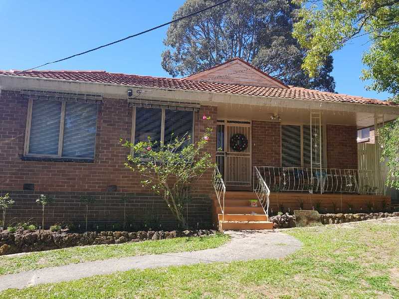Spacious 4 bedroom/3 bedroom and study/ home office