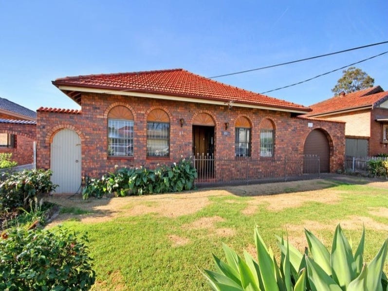 Spacious 5 bedroom home close to transport, schools and amenities.