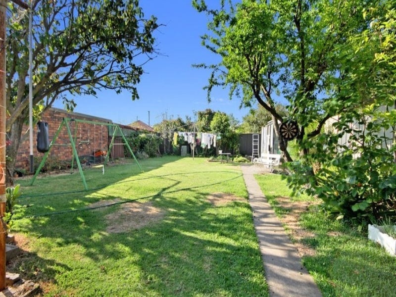 Spacious 5 bedroom home close 2