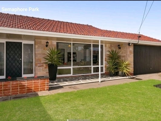 4 bedroom house 150m from the beach