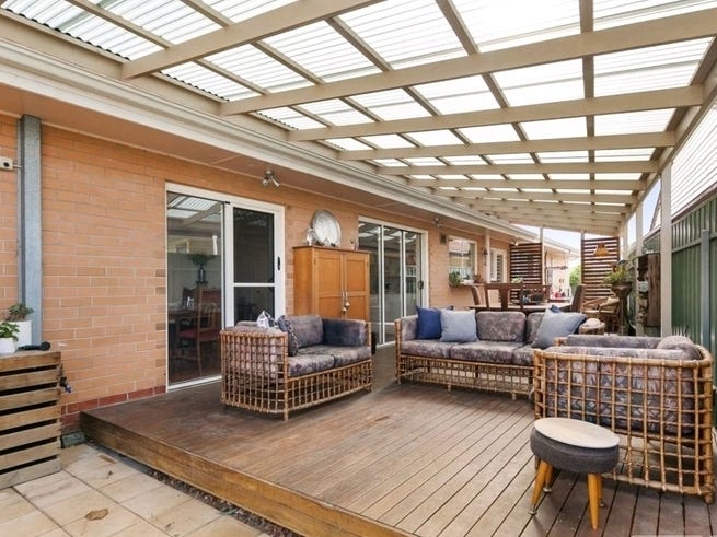 4 bedroom house 150m from 8