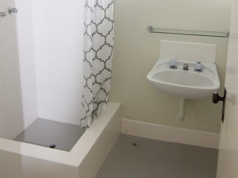 Freshly renovated 2 bed 1 8