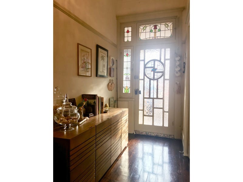Eastern Hill Period Charm 6