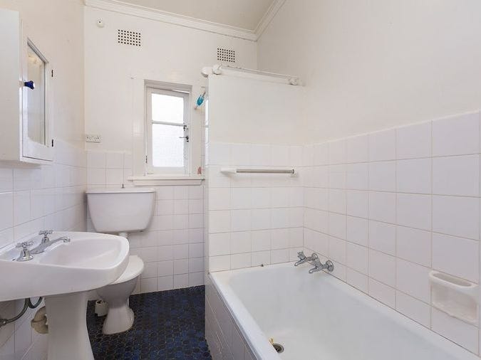 UNRENOVATED ART DECO APARTMENT 7