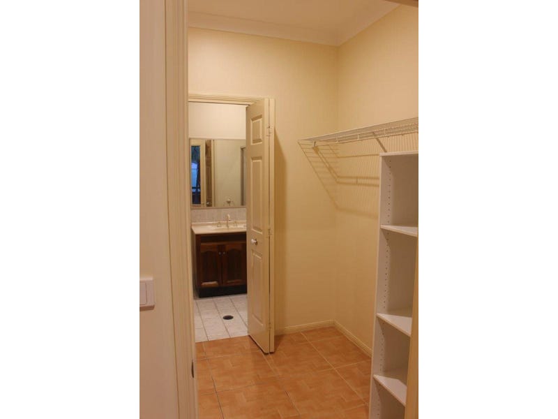 Large 4 Bed elevated home 12