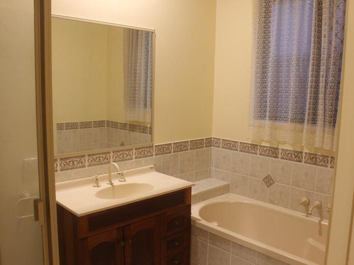 Large 4 Bed elevated home 17
