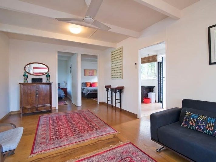 Bright 2 bedroom Bangalow cottage Right in Town