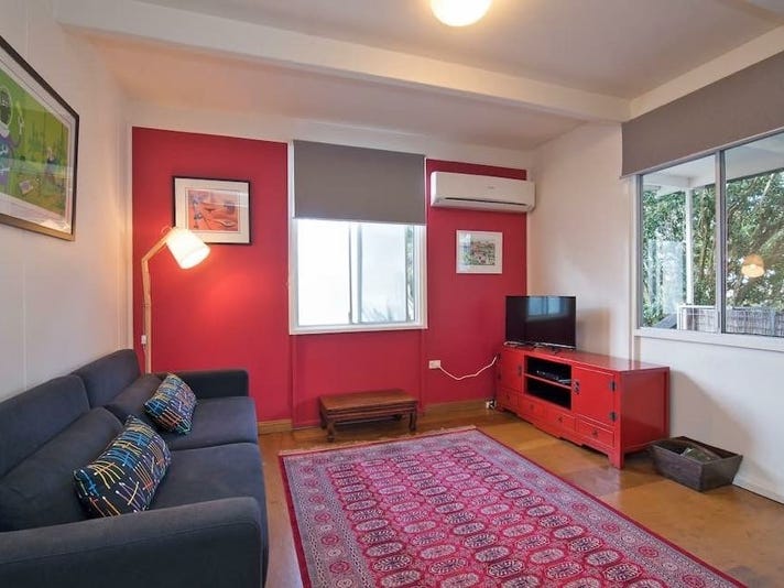 Bright 2 bedroom Bangalow cottage 5