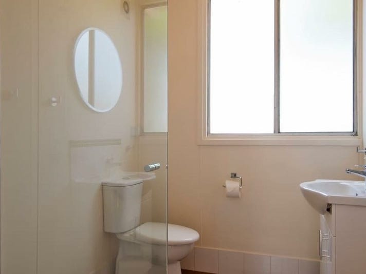 Bright 2 bedroom Bangalow cottage 8