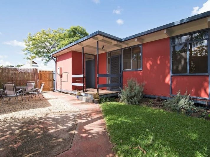 Bright 2 bedroom Bangalow cottage 10