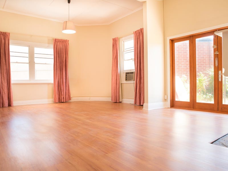 Beautifully renovated 3 bedroom 2 7
