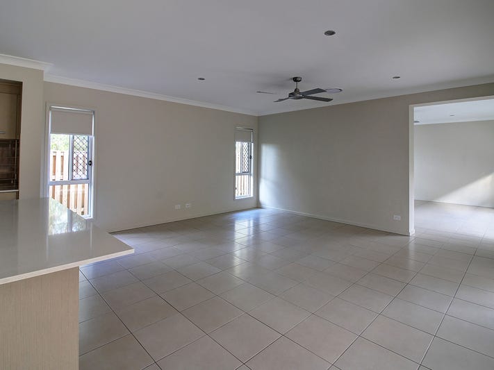 Large 4 Bedroom Family Home 8