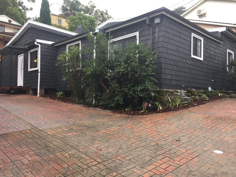 Walk to Station and Westfields / Air Conditioned & Pet Friendly
