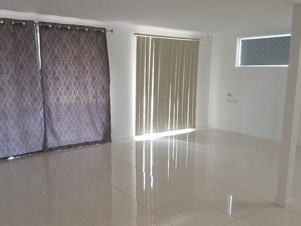 Newly Renovated 2 Kitchen + 4