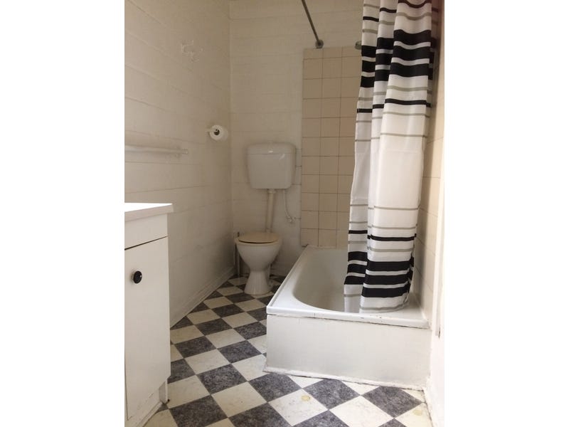Two bedrrom, clean house close 5