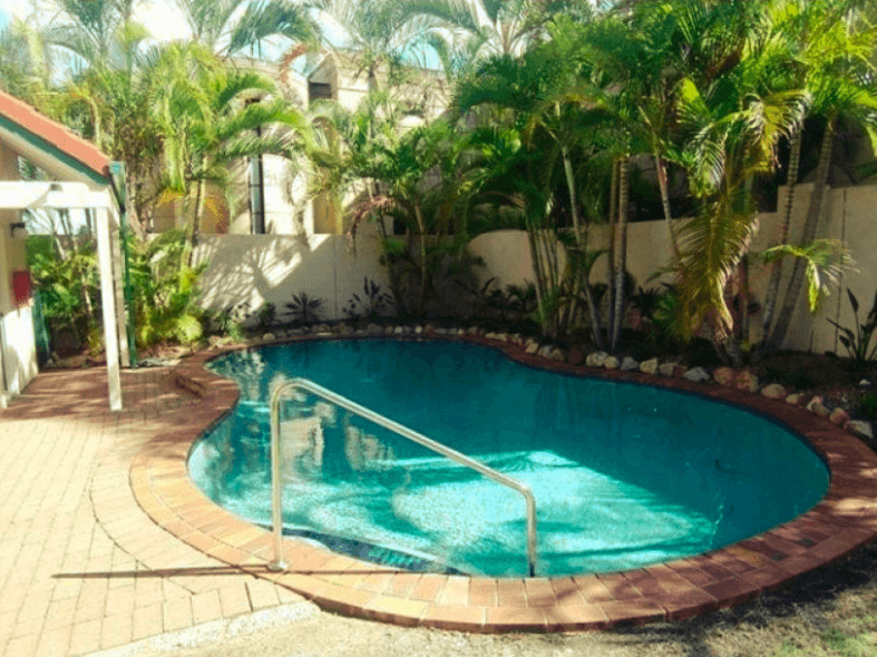 FIRST WEEKS RENT FREE. This complex has it all. Just the location alone makes it worth running to.