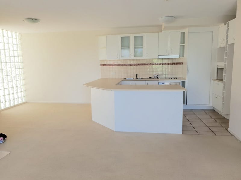 FIRST WEEKS RENT FREE. This 12