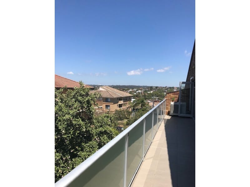 TOP FLOOR GEM, PRIME LOCATION- 12