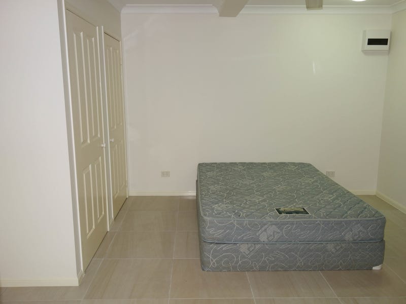 EDGE HILL, partly-furnished apartment 3