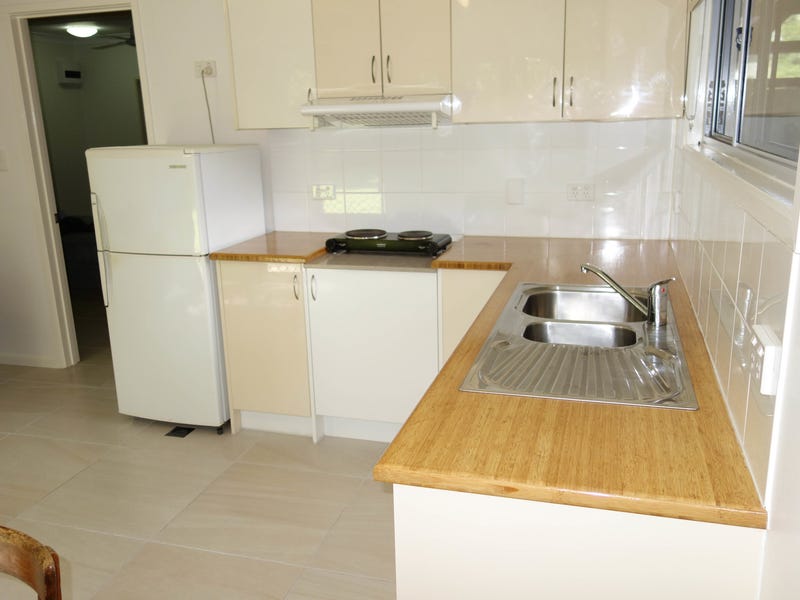 EDGE HILL, partly-furnished apartment 4