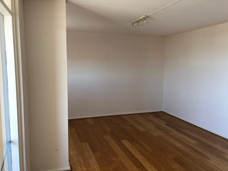 Bright 2 bedroom unit with 9