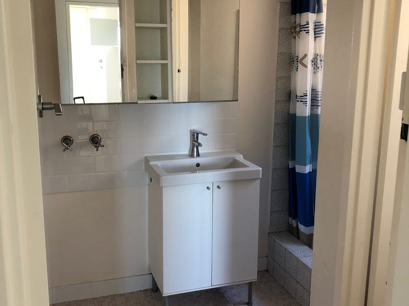 Bright 2 bedroom unit with 20