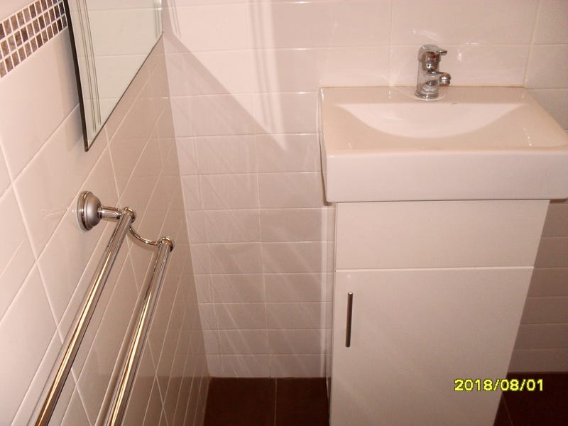 Modern Unit with Sea Views 9