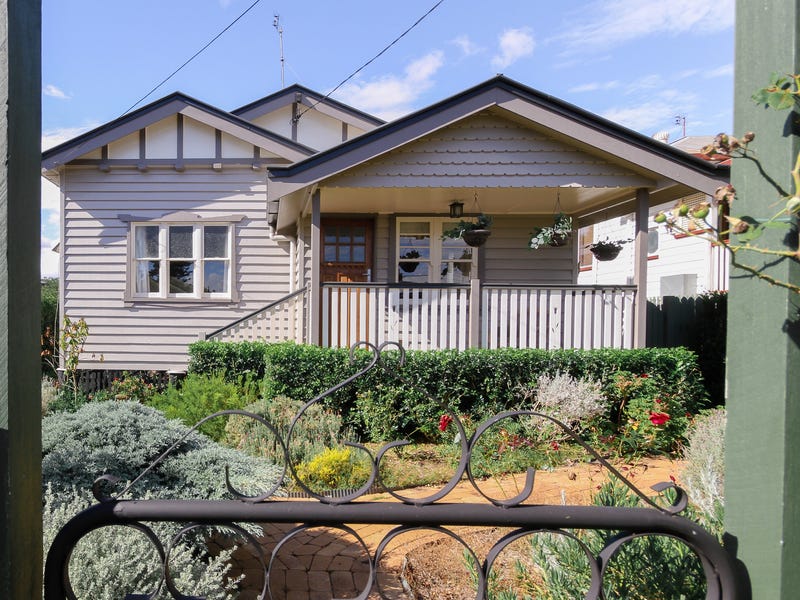 Charming cottage in quiet street, walk to Everything!