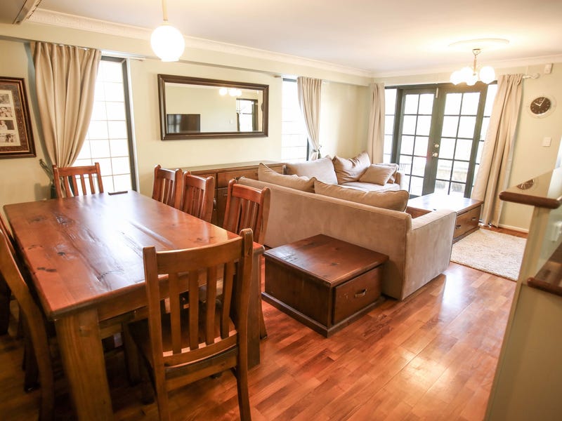 F/Furn 2-BR apartment, ground floor with courtyard.
