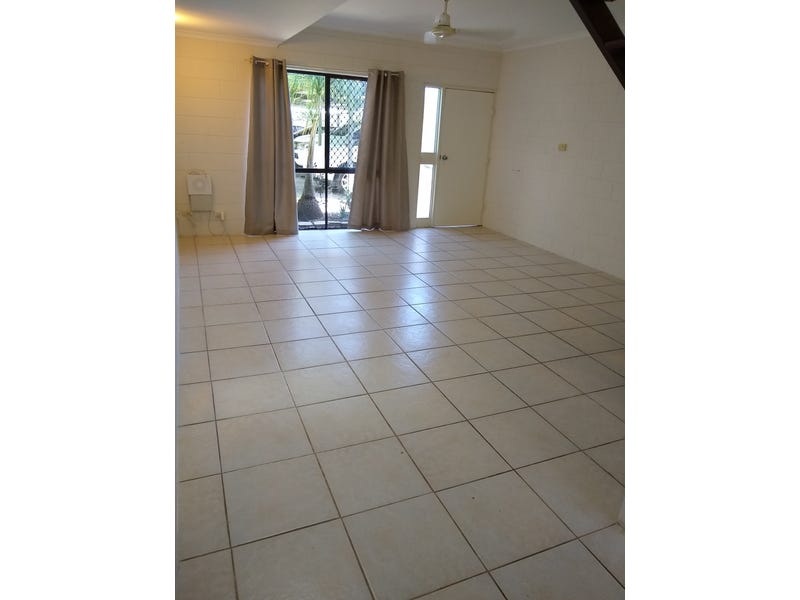 Spacious townhouse, one block from 2