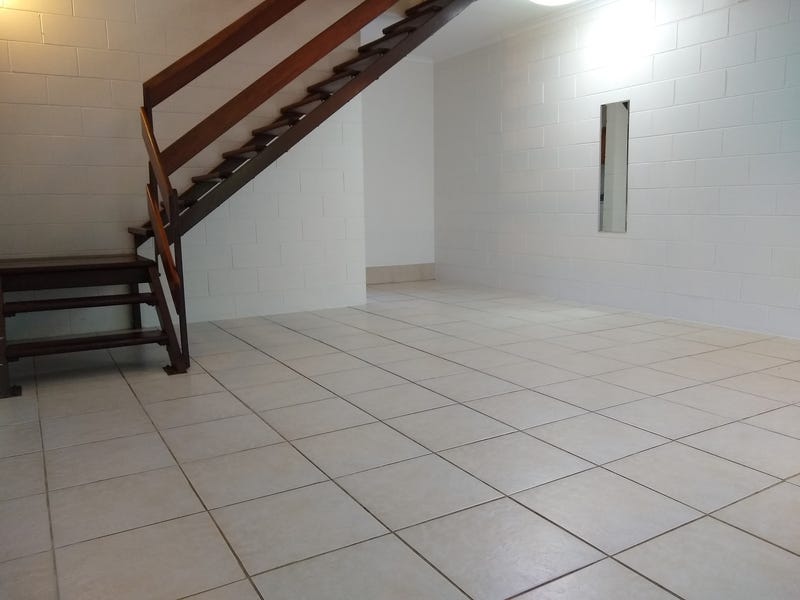 Spacious townhouse, one block from 3